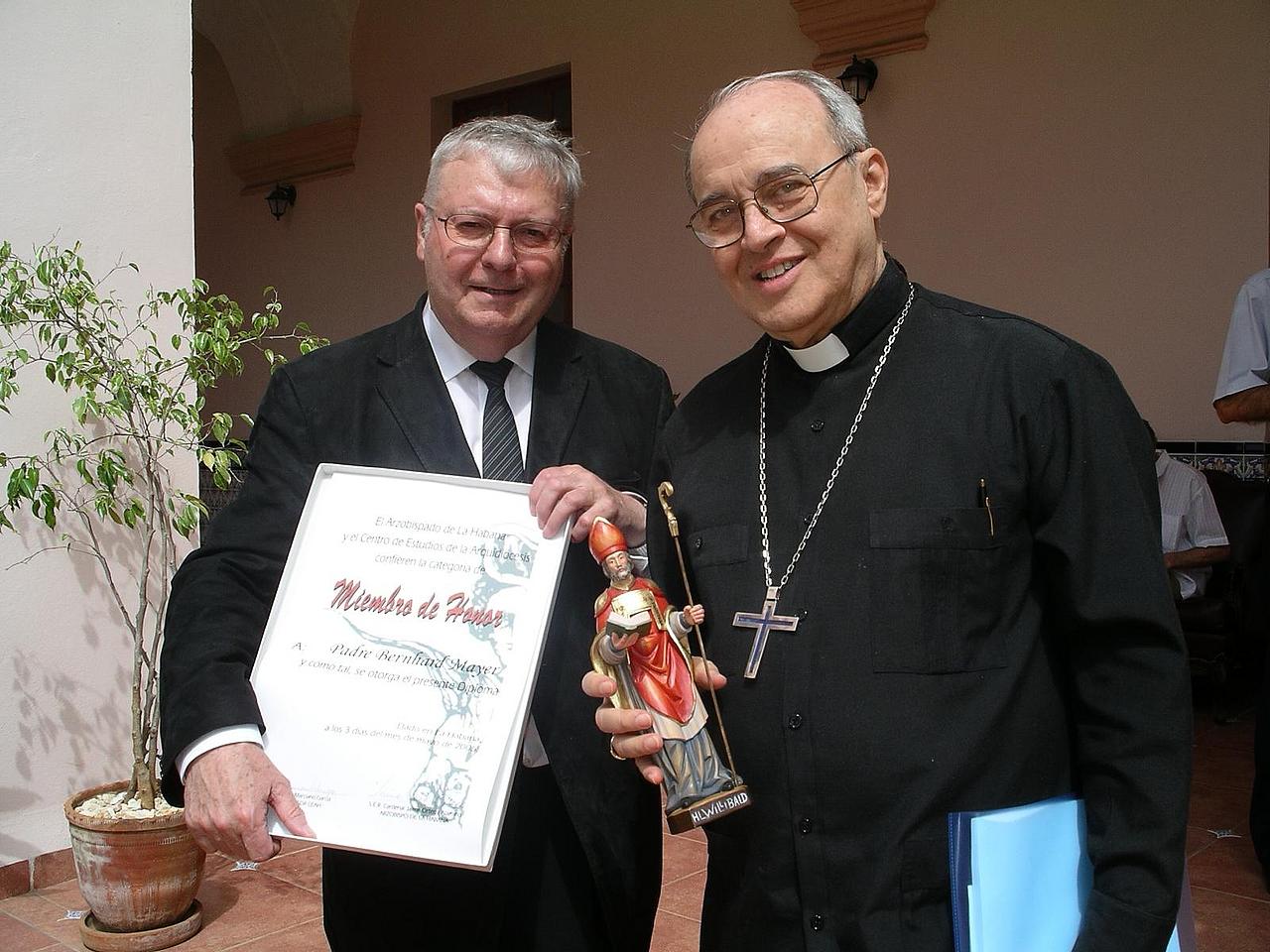Bernhard Mayer (links) mit Kardinal Jaime Ortega, Erzbischof von Havanna, 2006